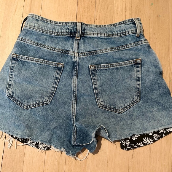 Forever 21 Patterned Pockets Jean Shorts - Picture 3 of 3